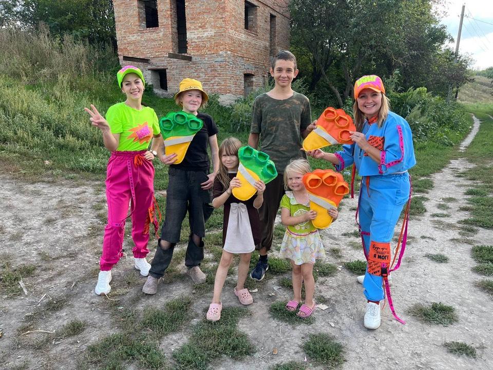 Встреча автоклуба с маленькими жителями в отдаленных хуторах.